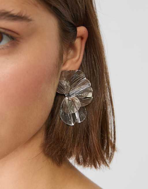Stradivarius - Boucles d'oreilles style éventail en forme de fleur texturée - Gris