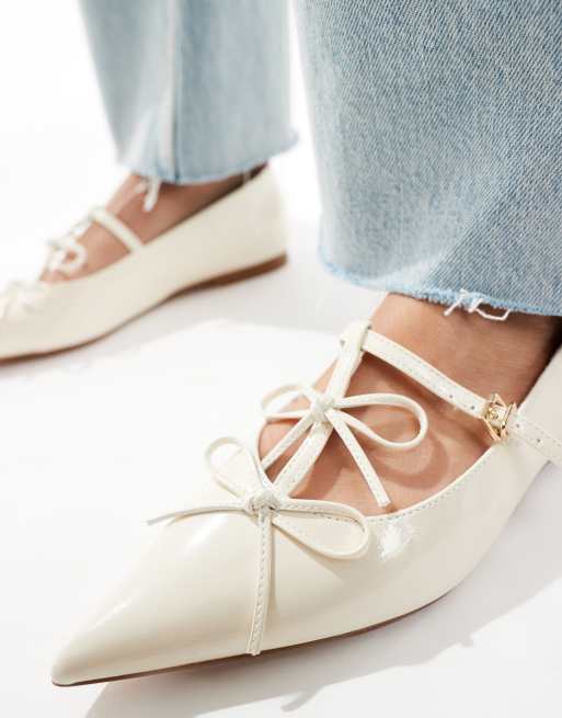 Stradivarius bow detail pointed flat shoe in white, 2 of 4