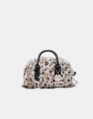 Stradivarius - Bowlingtasche aus Kunstpelz in Weiß