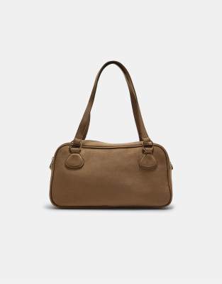 Stradivarius - Bowlingtasche aus Wildlederimitat in Karamell mit Ringen-Brown