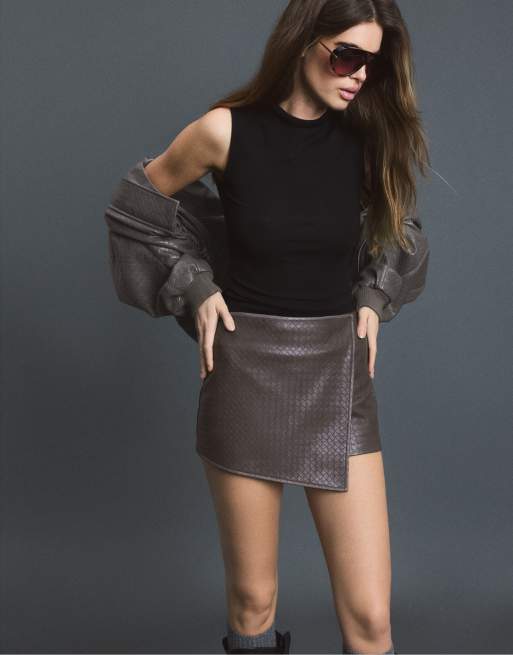 Stradivarius Braided leather effect mini skirt in dark grey, 5 of 7
