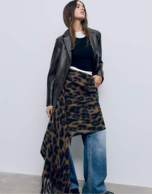 Stradivarius - Brauner Schal mit Leopardenmuster-Brown