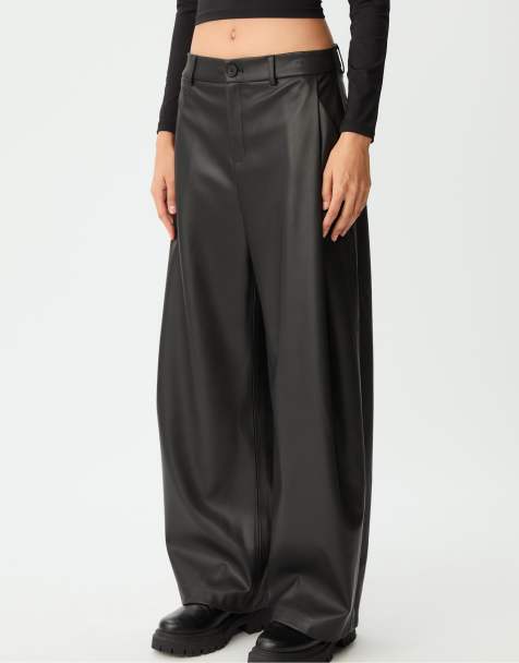 Stradivarius - Broek met wijde pijpen en leer-effect in zwart - view 1