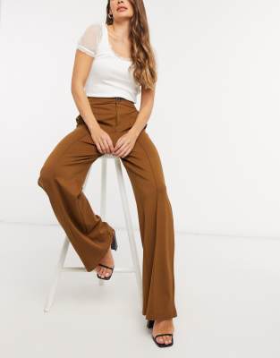 Stradivarius - Broek met wijde pijpen in bruin | ASOS