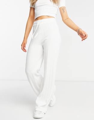 Stradivarius - Broek met wijde pijpen van gerecycled polyester in wit, deel  van co-ord set | ASOS