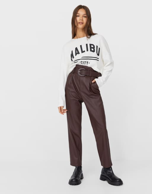 Stradivarius - Broek van imitatieleer met geplooide taille in bruin
