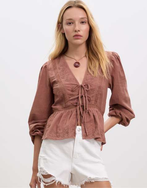 Stradivarius – Brun, broderad blus i ledig passform med knut - view 1