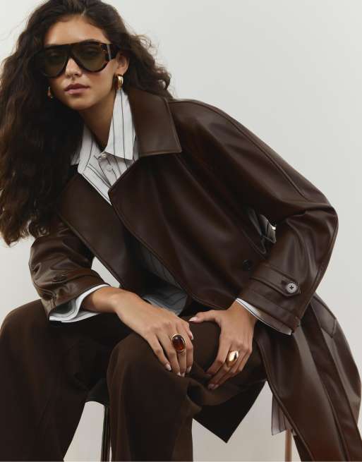 Stradivarius – Brun, lång trenchcoat i läderimitation, 3 av 4