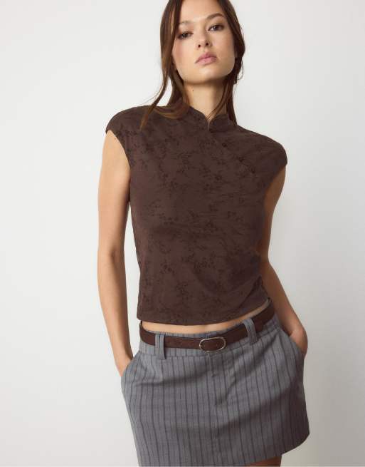 Stradivarius - Brun qipao-inspireret T-shirt med kinakrave, 2 af 4