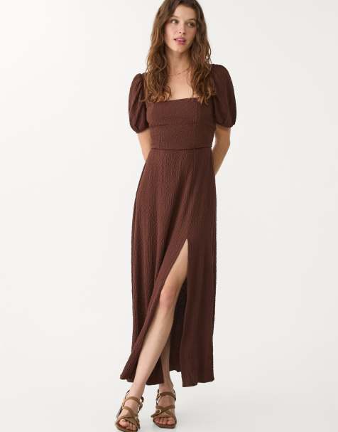 Stradivarius – Brun, strukturerad maxiklänning i milkmaid-modell med korsade band baktill - view 1