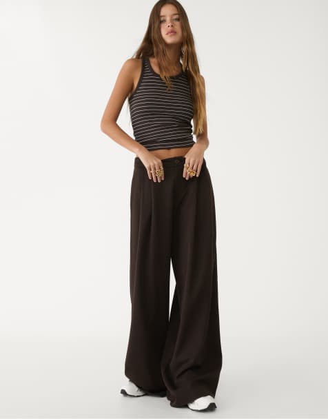 Stradivarius – Bruna finbyxor med vida ben och veck - view 1