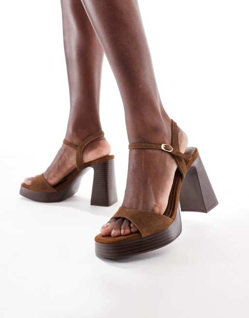 Stradivarius – Bruna platåsandal i mocka