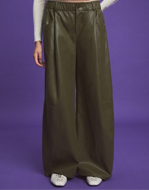 Stradivarius bukser i læderlook med lægdetalje i khaki, 2 af 7
