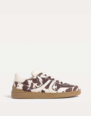 Stradivarius - Bunte Sneaker aus Kunstpelz