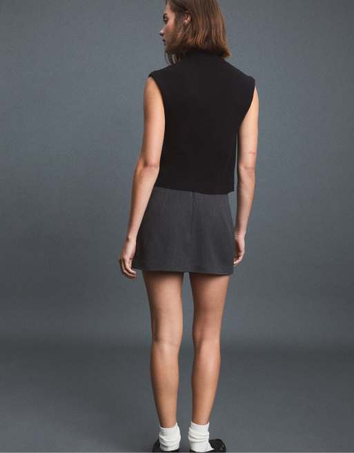 Stradivarius Button-detail smart mini skirt in dark grey, 3 of 7
