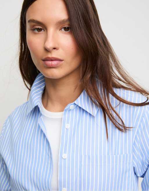 Stradivarius - Camicia basic in popeline a righe blu denim con tasca, 4 di 4