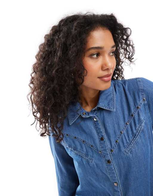 Stradivarius Camicia in denim lavaggio blu con borchie