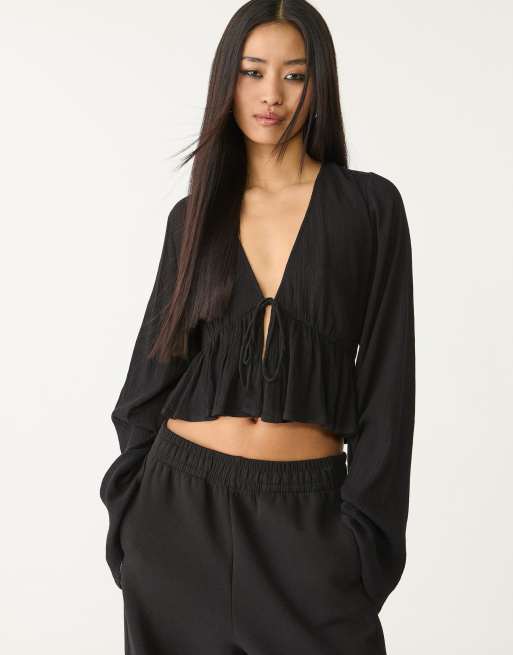Stradivarius - Camicia nera con volant e laccetti