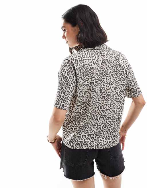 Stradivarius - Camicia squadrata a maniche corte effetto lino leopardato, 3 di 4
