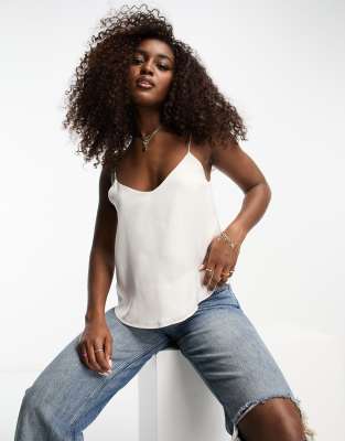 Stradivarius - Camisole aus Satin in Weiß mit U-Boot-Ausschnitt