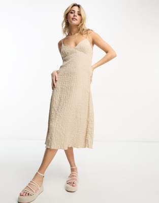 Stradivarius - Camisole-Midikleid im naturfarbenen Knitterlook-Neutral