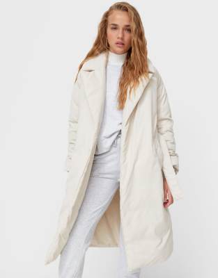 Stradivarius - Cappotto imbottito taglio lungo écru con cintura