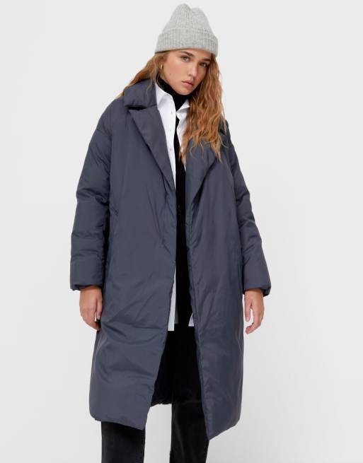 Stradivarius - Cappotto imbottito taglio lungo grigio scuro con cintura 