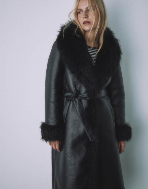 Stradivarius - Cappotto lungo nero con dettagli in pelliccia sintetica