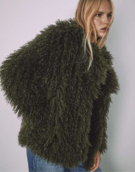 Stradivarius - Cappotto taglio medio in pelliccia sintetica verde effetto arruffato, 2 di 4