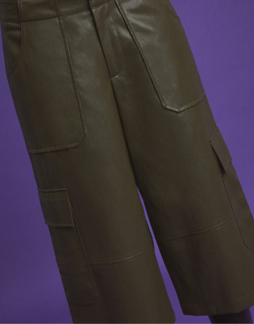 Stradivarius Cargo-Bermuda-Shorts in Lederoptik in Khaki, 2 von 5