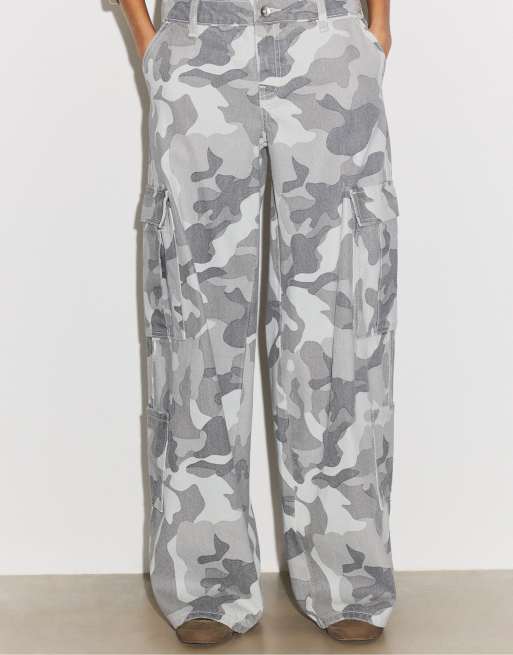 Stradivarius cargo-bukser med print i grå, 2 af 7