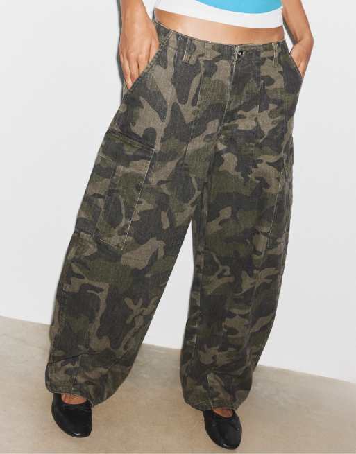 Stradivarius cargo-bukser med print i khaki, 2 af 7