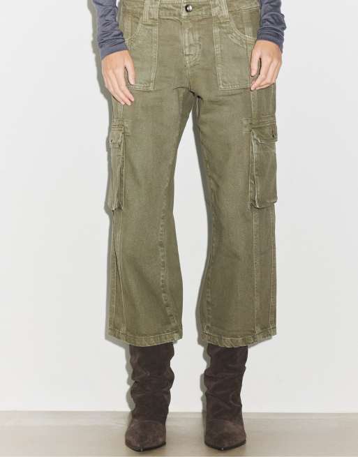 Stradivarius Cargo capri trousers in khaki, 2 of 7