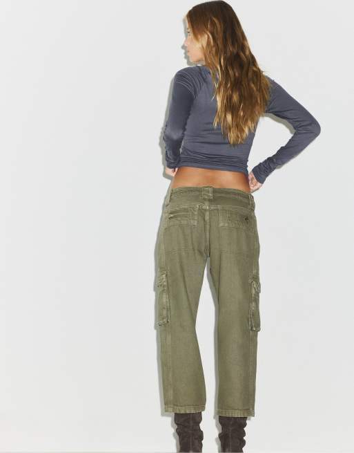 Stradivarius Cargo capri trousers in khaki, 3 of 7