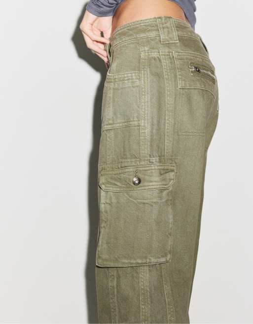 Stradivarius Cargo capri trousers in khaki, 4 of 7
