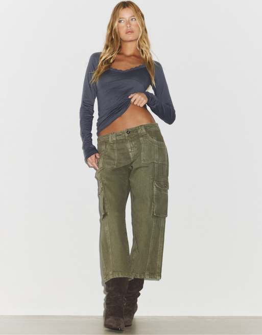 Stradivarius Cargo capri trousers in khaki, 5 of 7