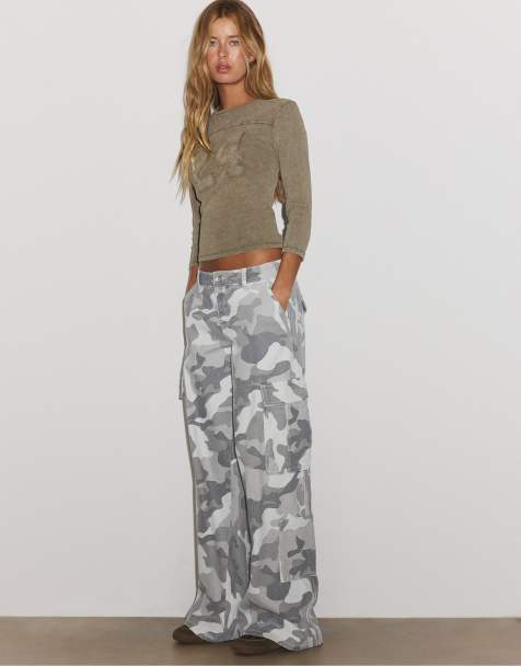 Stradivarius Cargo-Hose mit Print in Grau - view 1