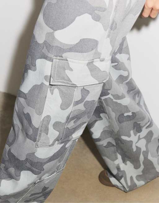 Stradivarius Cargo-Hose mit Print in Grau, 4 von 7