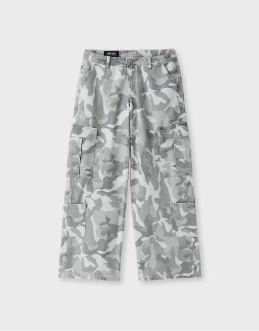 Stradivarius Cargo-Hose mit Print in Grau, 6 von 7