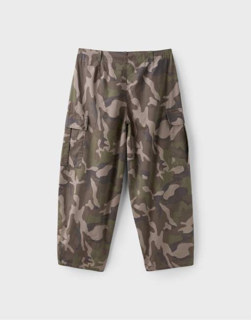 Stradivarius Cargo-Hose mit Print in Khaki, 7 von 7