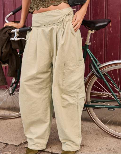 Stradivarius Cargo trousers with waist detail in beige, 2 of 7