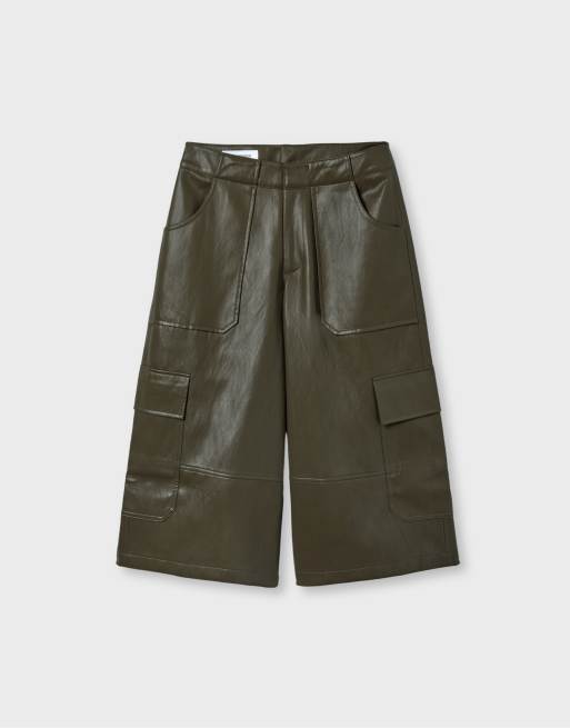 Stradivarius cargobermudashorts i läderlook i khaki, 4 av 5