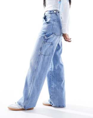 Stradivarius - Carpenter-Jeans in hellblauer Waschung mit verstellbarem Bund