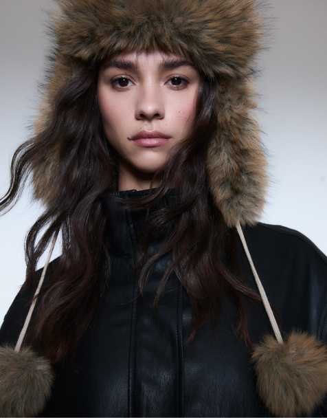 Stradivarius - Chapka en fausse fourrure avec pompons - Beige - view 1