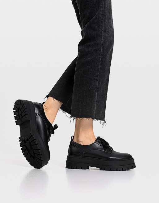 Stradivarius Chaussures plates a lacets et semelle chunky Noir