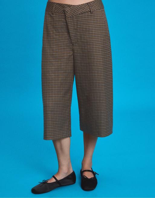 Stradivarius Check crossover waist smart bermuda shorts in beige, 2 of 7