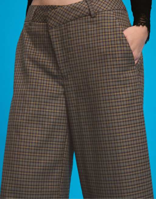 Stradivarius Check crossover waist smart bermuda shorts in beige, 4 of 7