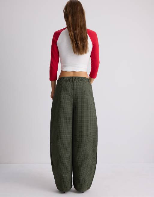 Stradivarius Check parachute trousers in khaki, 3 of 7