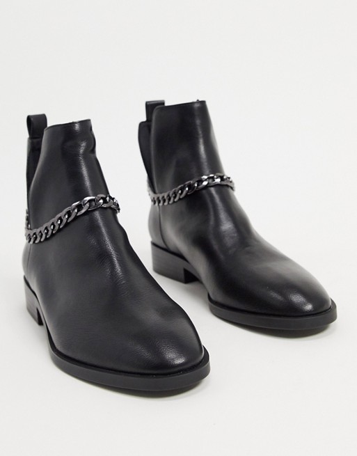 Stradivarius chelsea boot with chain in black
