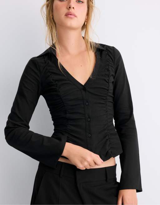 Stradivarius chemise à col V froncée noire, 2 de 5